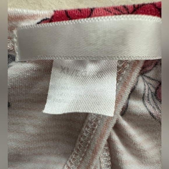 Floral Print Women's Tank Size XL
Key hole in back
Summer Spring Office Casual - Picture 4 of 4